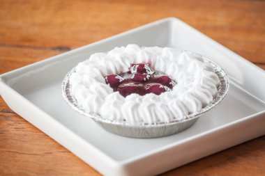 yaban mersini keki bir plaka üzerinde krem şanti ile peynir