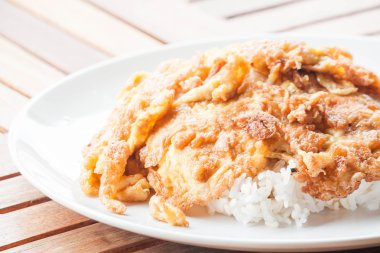 pirinç tepesinde klasik düz yumurtalı omlet