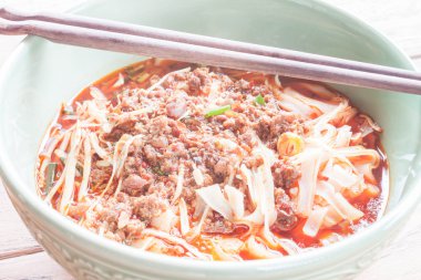 Baharatlı erişte çorbası ile chopsticks kapatmak