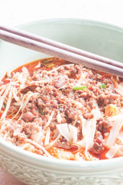 et çorbası baharatlı noodle kadar yakın