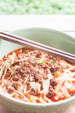 et çorbası masada yemek çubukları ile baharatlı noodle