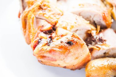 ızgara tavuk beyaz tabak üzerinde hizmet veren