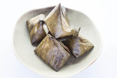 dolma hamur tatlısı tabakta piramit