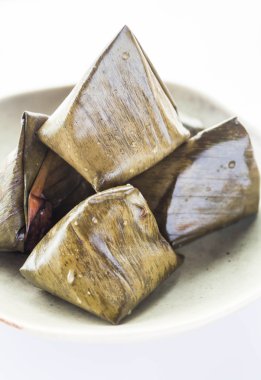 dolma hamur tatlı tabağı üzerinde piramit