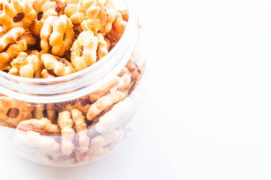 Beyaz backgrou izole ananas dolguları ile tatlı kraker