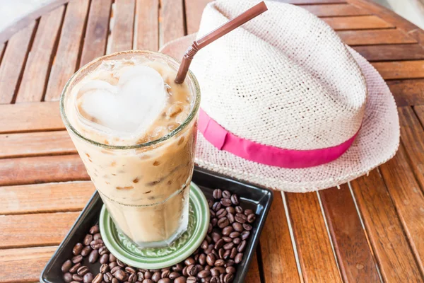 Koud glas iced melk koffie op houten tafel — Stockfoto
