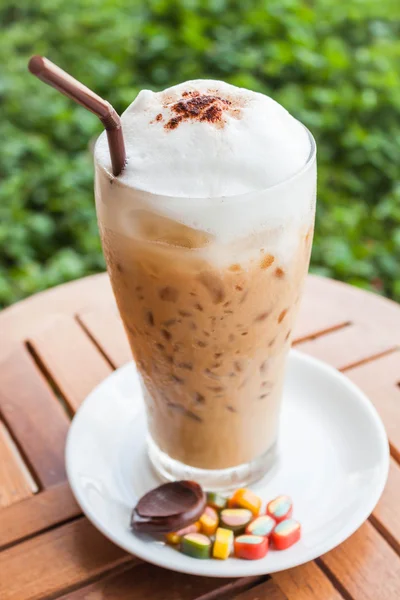 Latte freddo rinfrescante espresso e qualche dolce — Foto Stock