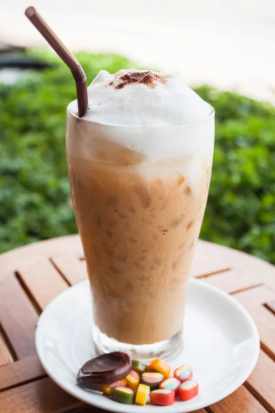 Verre rafraîchissant d'expresso froid et un peu de sucré — Photo