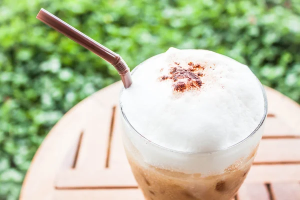 Vidro refrescante de café expresso misturado gelado com espuma de leite — Fotografia de Stock