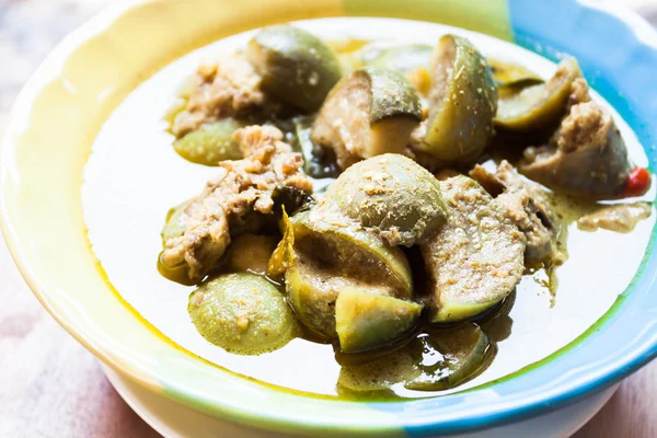 Uma tigela de caril verde picante com frango e berinjela — Fotografia de Stock