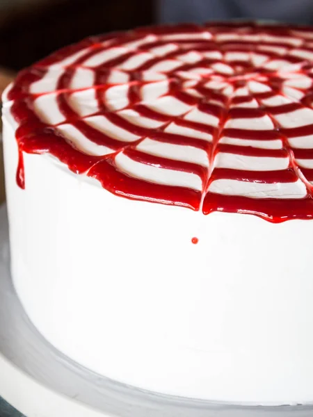 Rasberry sauce topped white whipped cream cake — Stock Photo, Image