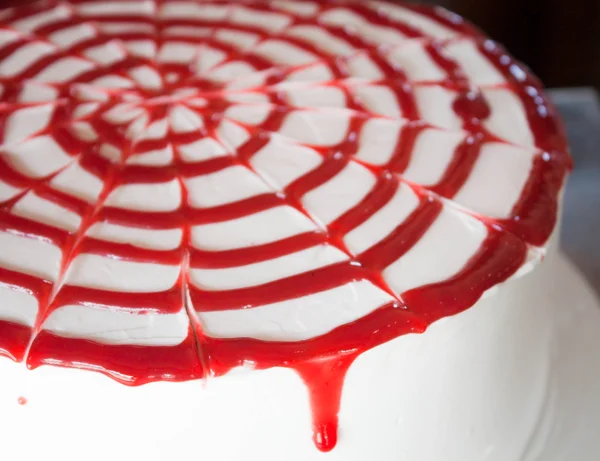 Whipped cream cake topped with rasberry sauce — Stock Photo, Image