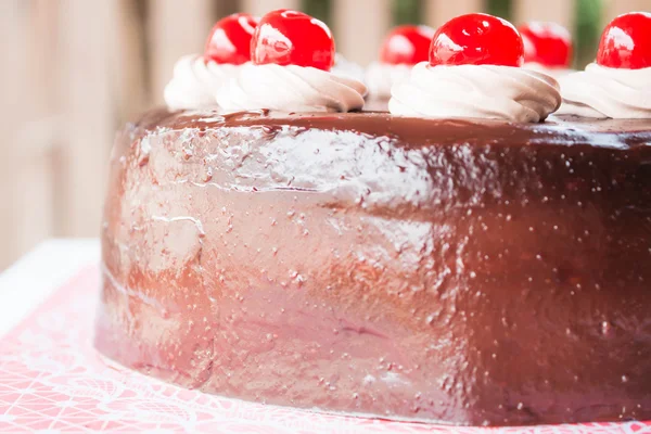 Deliziosa torta al cioccolato con ciliegia in cima — Foto Stock