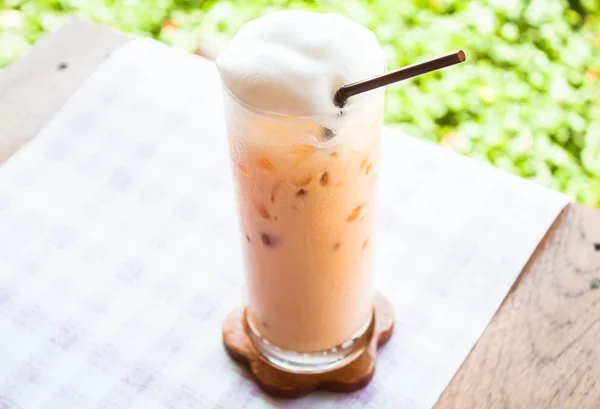 Tea Time mit kaltem thailändischen Milchtee — Stockfoto