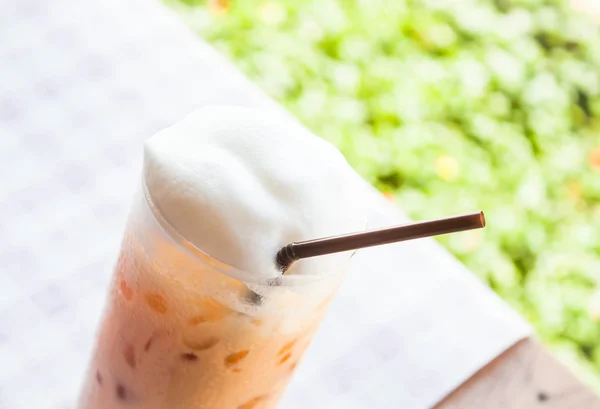 Un vaso de té de leche tailandesa con hielo —  Fotos de Stock