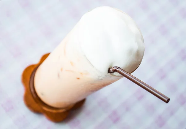 Vidro de refresco de chá de leite tailandês gelado — Fotografia de Stock