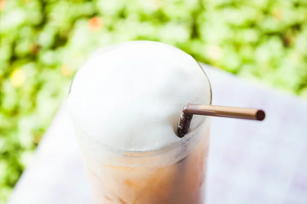 Chá de leite tailandês gelado com espuma de leite — Fotografia de Stock