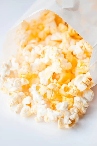 Świeże masło popcorn wypadnięciem z papieru pakietów — Zdjęcie stockowe