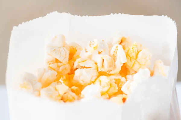 Frisches klassisches Butter-Popcorn in Papierverpackung — Stockfoto