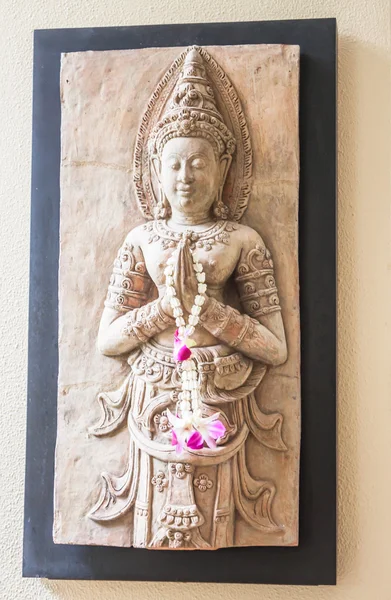 Sculpture en pierre art d'ange bénin décoré sur mur — Photo