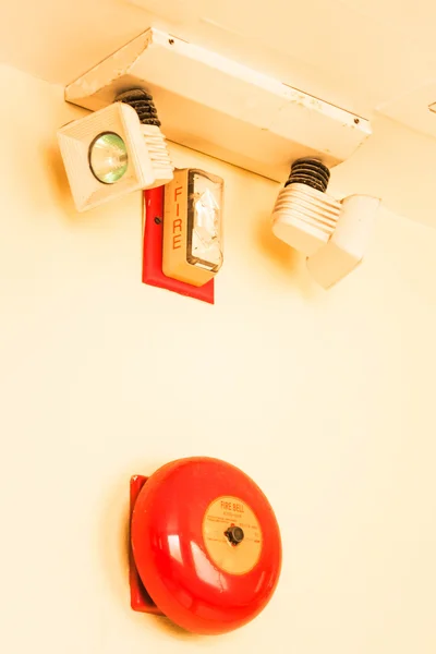Red fire alarm klocka på väggen — Stockfoto