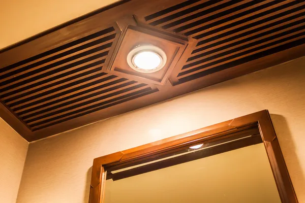 家の洗面台の薄暗いライト天井 — ストック写真