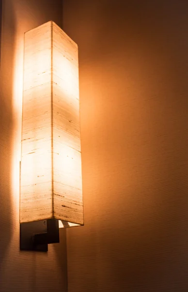 Luz quente da lâmpada de mesa da vaidade na casa — Fotografia de Stock