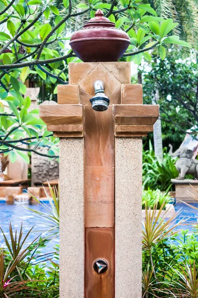 Hermosa zona de ducha al aire libre para piscina —  Fotos de Stock