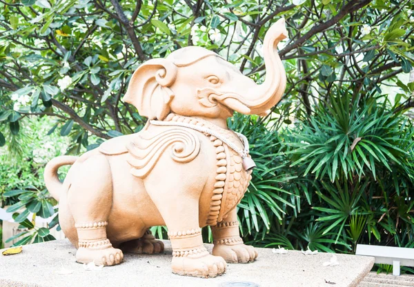 Elefante escultura decorado jardín verde de resort tropical — Foto de Stock