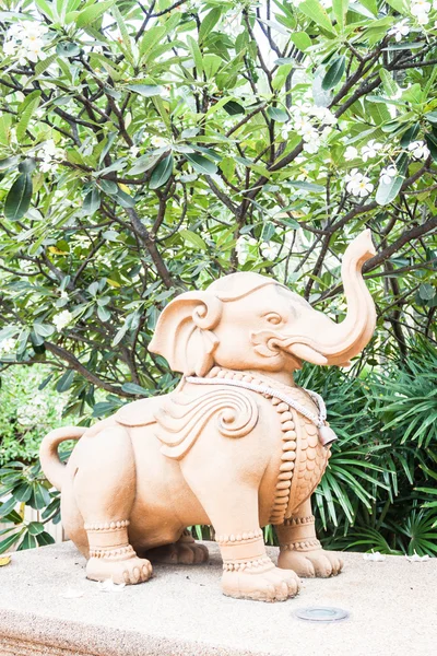 Elephant statue decorated green garden of tropical resort — Stock Photo, Image