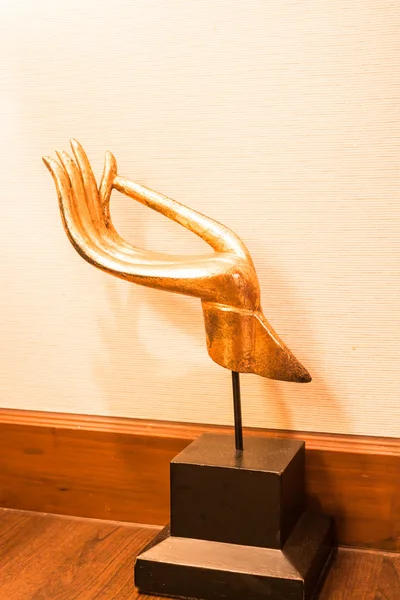 Золота дерев'яна різьблена ручна скульптура прикрашена на столі — стокове фото
