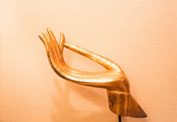 Крупним планом золота рука різьбленої скульптури з дерева — стокове фото
