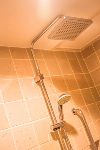 Duschkabin med huvudet dusch i hotellrum — Stockfoto