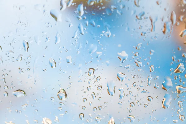 Verdadeira chuva cai atrás do espelho da janela — Fotografia de Stock