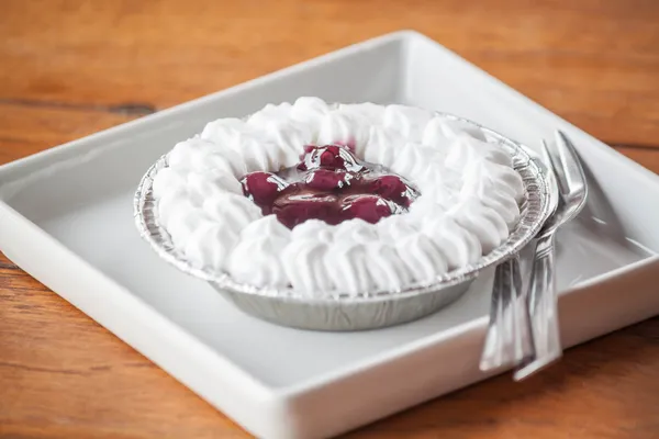 蓝莓芝士蛋糕在白板上的用勺子和叉子 — 图库照片