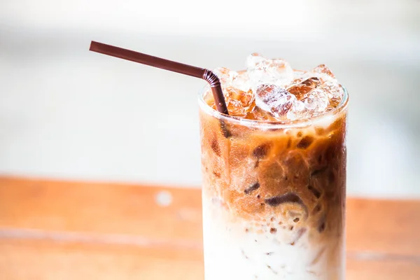 Un verre de café au lait avec des glaçons — Photo