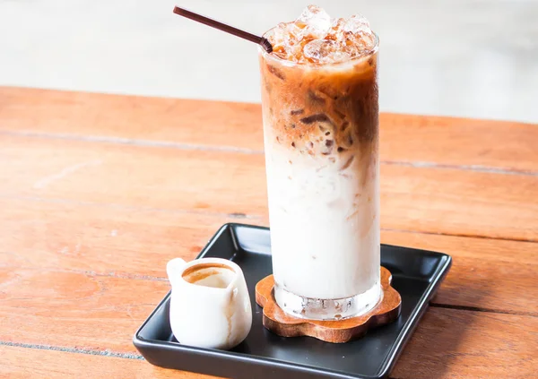 Copa de café con leche fría con jarra de café expreso — Foto de Stock