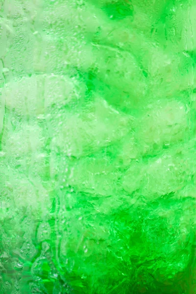 Green fizzy drink with ice cubes background — Stock Photo, Image