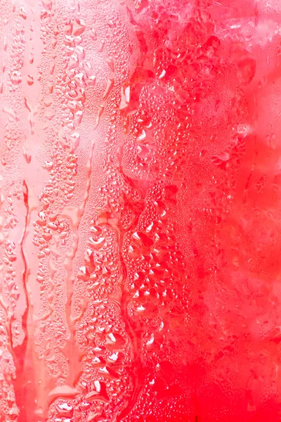 Superfície de vidro de bebida vermelha com cubos de gelo fundo — Fotografia de Stock
