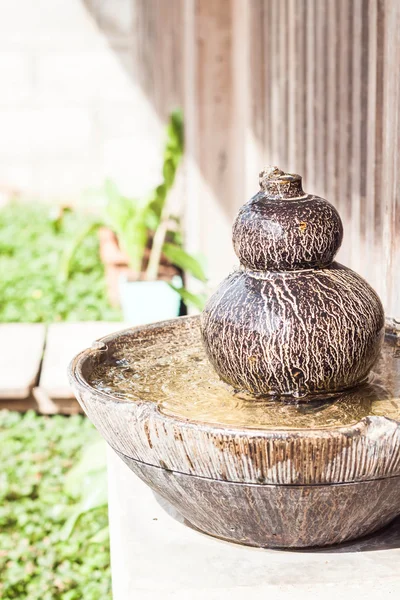 Tarro de jardín de barro con fuente de agua a la luz del sol — Foto de Stock