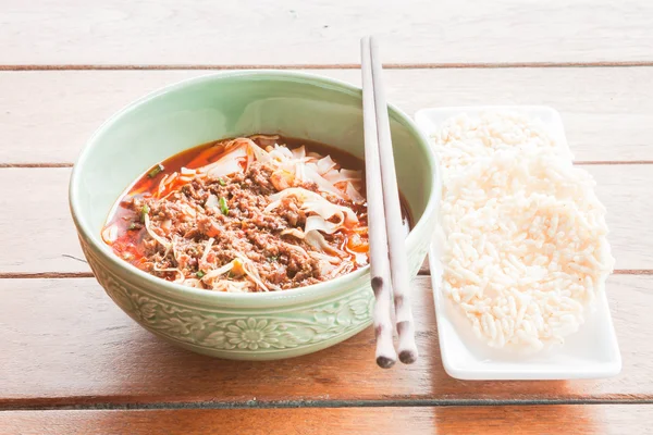 Traditional meal of spicy noodle and crispy rice cracker — Stock Photo, Image