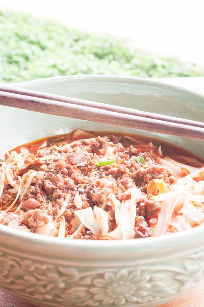 Et çorbası yemek çubukları ile baharatlı noodle — Stok fotoğraf