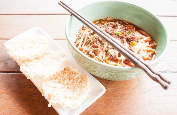 Picy 국수 국물과 바 삭 쌀 크래커의 식사 세트 — 스톡 사진