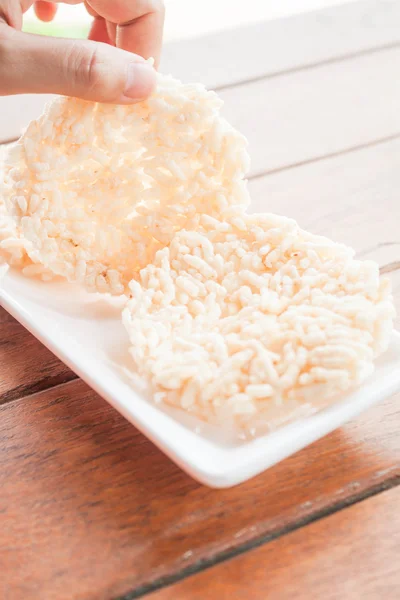 Hand hold thai style crispy rice cracker — Stock Photo, Image