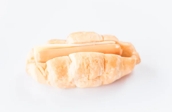 Croissant de salsicha e queijo isolado em fundo branco — Fotografia de Stock