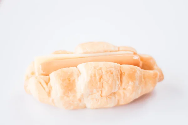 Croissant de enchimento de salsicha e queijo no fundo branco — Fotografia de Stock