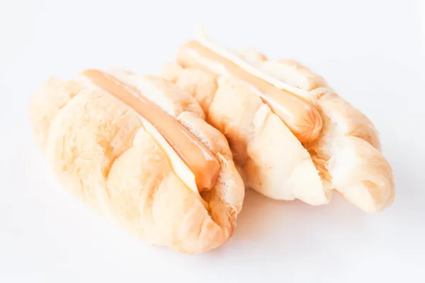 Croissanty s klobásou a sýrem izolovaných na bílém pozadí — Stock fotografie