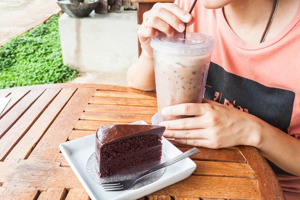 Přestávka na kávu s ledovou kávu a čokoládový dort — Stock fotografie
