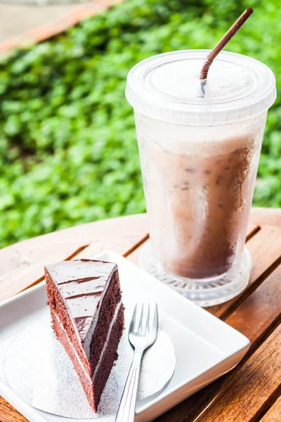 Pausa rinfrescante con caffè freddo e torta al cioccolato — Foto Stock