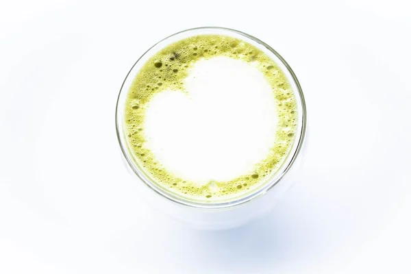Vidro quente de chá verde latte isolado no fundo branco — Fotografia de Stock